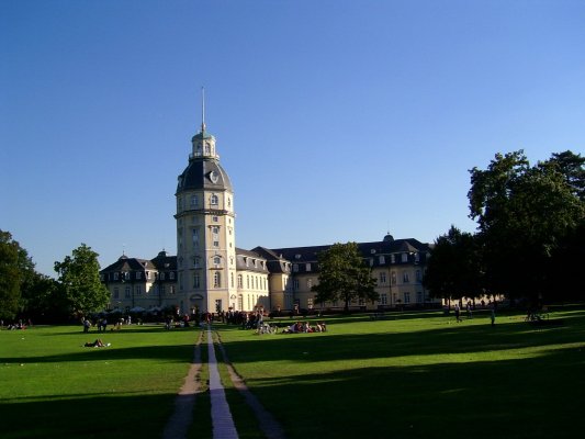 Karlsruher Schloss vom Park aus