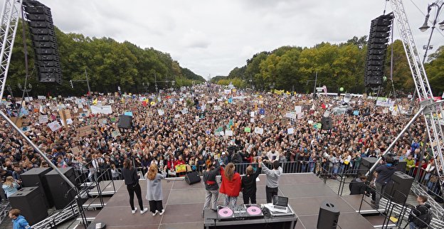 Blick vom Brandenburger Tor auf die Demo am 20.09.