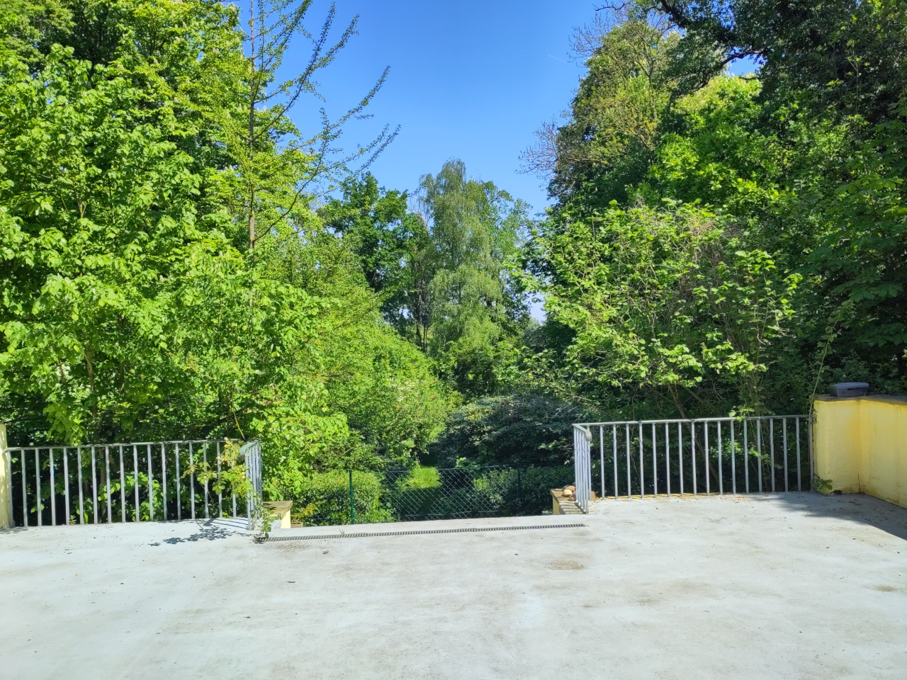 Terrasse noch leer