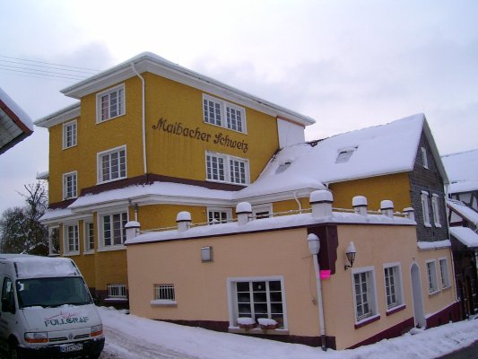 Das gelbe Haupthaus mit Schriftzug